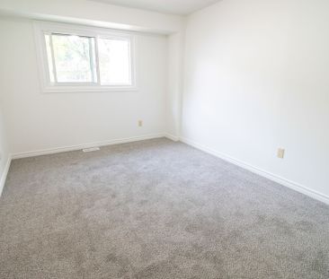 **SPACIOUS** 4 BEDROOM TOWNHOUSE IN ST. CATHARINES!! - Photo 2