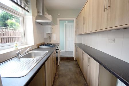 2 Bedroom House - Mid Terrace To Let - Photo 3