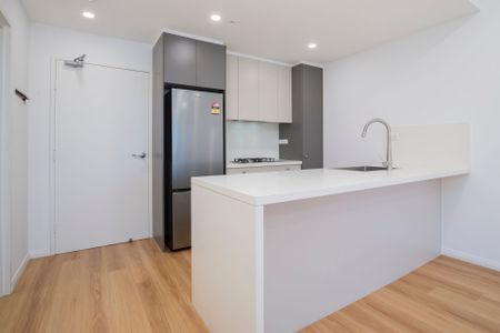 Modern 1 Bedroom Apartment in Prime Adamstown Location - Photo 2