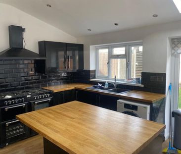 2 bedroom end of terrace house to rent - Photo 4