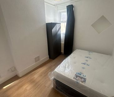 Room in a Shared House, Chatfield Road, CR0 - Photo 2