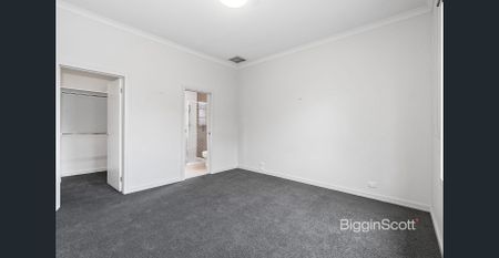 SPACIOUS 3 BEDROOM TOWNHOUSE WITH DOUBLE GARAGE - Photo 2