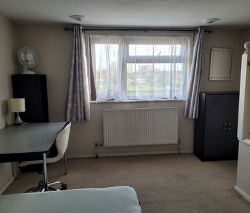 4 Bed Semi-Detached House, Westhorne Avenue, SE9 - Photo 3