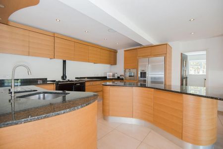 5 bedroom detached house to rent - Photo 4