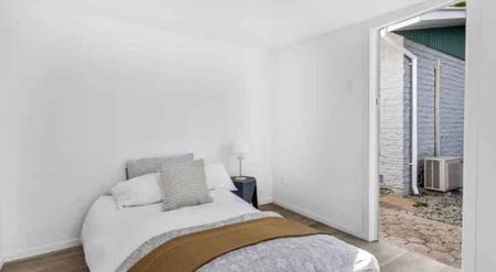 Central 2BR Townhouse with Garden and sleepout - Photo 2