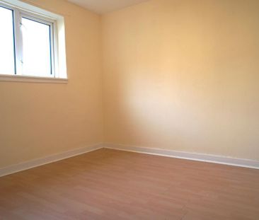 3 bedroom flat to rent - Photo 4