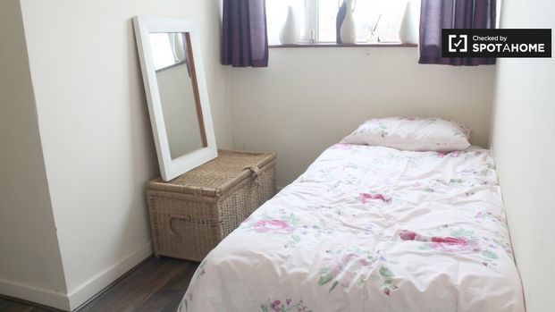 Lovely room to rent in 3-bedroom house in Crumlin, Dublin - Photo 1