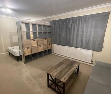 Studio Flat, Montague Road, SW19 - Photo 2