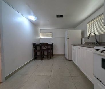 A single house with 1 bed 1 bath at the rear floor - Photo 1