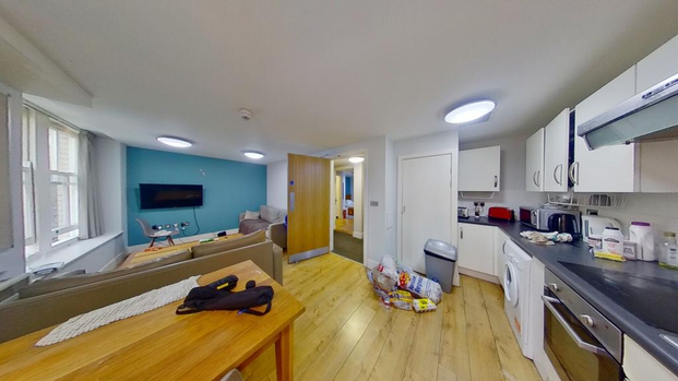 5 bedroom flat to rent - Photo 1