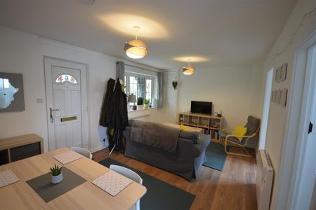 Drummond Gardens, Christ Church Mount, Epsom, Surrey, KT19 8RP - Photo 2