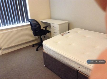 1 bedroom in a house share to rent - Photo 3