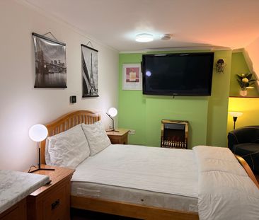 Room in a Shared Flat, Dean Street, W1D - Photo 4