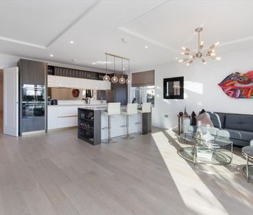 Elegant lateral living within a prestigious development, featuring a substantial terrace and secure underground parking for two cars. - Photo 1