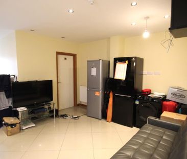 5 bedroom semi-detached house to rent - Photo 1
