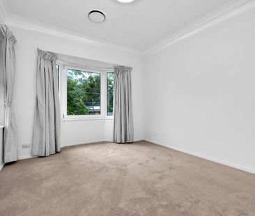 Spacious and beautifully presented villa surrounded by lovely garde... - Photo 4