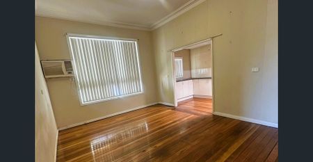 Charming and versatile family home - Photo 2