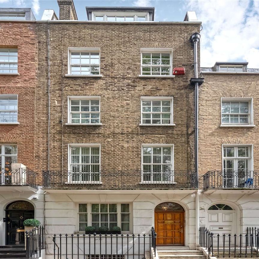 *Video Available* An excellently presented two bedroom upper maisonette, with lift access, situated in an enviable location in the heart of Knightsbridge. - Photo 1