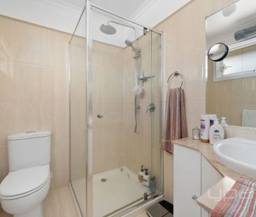 4 BEDROOM FAMILY HOME WITH MULTIPLE LIVING AREAS - Photo 2