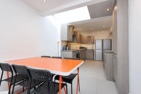 6 bedroom detached house to rent - Photo 3
