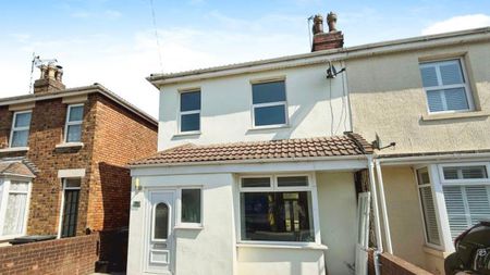 Spacious and well-presented three bedroom home in a convenient Avonmouth location. Features a bright living room, modern kitchen, family bathroom, rear garden, and on-street parking. Close to local amenities and transport links. Call now to book your viewing! - Photo 5