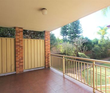 Spacious 3 Bedroom Unit with Tandem Lock up Garage - Photo 4