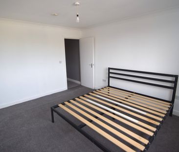 To Let 2 Bed Flat - Photo 5