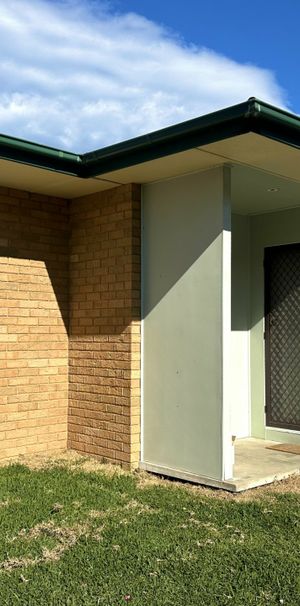 Modern & Low Maintenance - Photo 2