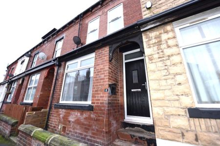 3 bedroom House in Highthorne View Bed), Armley Leeds - Photo 2