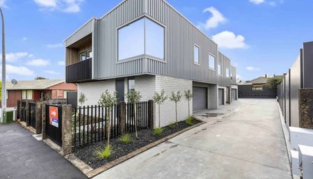 Executive Lakeside Living! - Photo 2