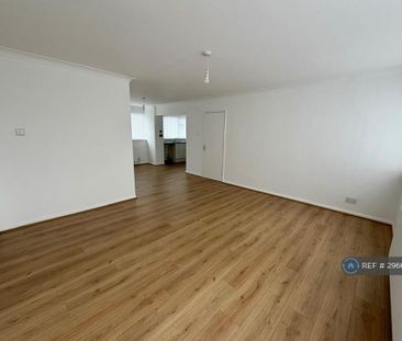 3 bedroom flat to rent - Photo 4