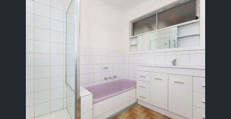 Neat and Tidy house in quiet location close to Transport & Shops! - Photo 2