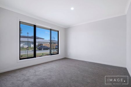 BEAUTIFUL HOUSE TO IMPRESS! - Photo 2