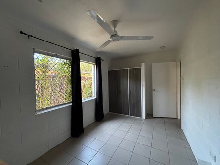 GROUND FLOOR UNIT MINUTES TO THE BEACH - Photo 3