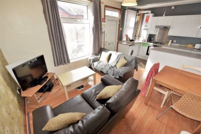 3 bedroom House in Hessle Walk, Leeds - Photo 5