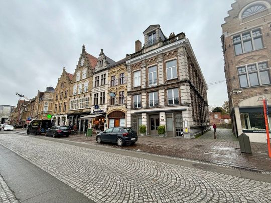 DUPLEX APPARTEMENT MET 3 SLAAPKAMERS OP DE GROTE MARKT VAN IEPER - Photo 1