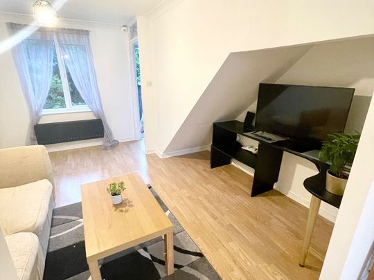 2 Bed End Terrace, Francis Close, E14 - Photo 1
