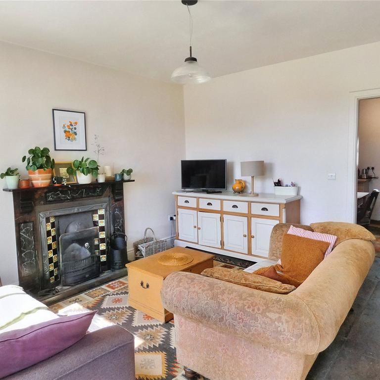 2 bedroom character property to rent - Photo 1