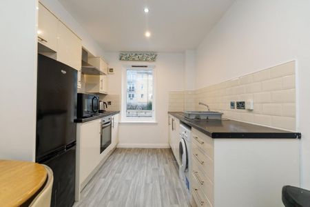 3 bedroom flat to rent - Photo 4