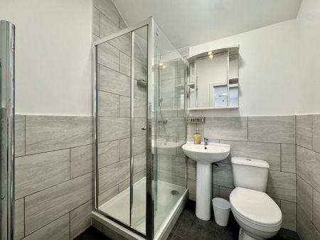 1 bedroom in a house share to rent - Photo 3
