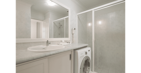 Furnished One Bedroom Apartment - Walk to Central Station & Woolworths Metro - Photo 5