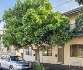 Stylishly historic terrace house in a sought-after location - Photo 3