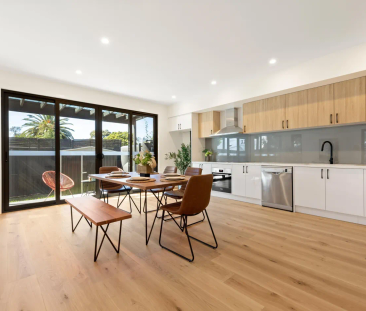 4 Bed 3 Ensuite 4 WC 2 Car Garage Modern Luxury Living In Great Location - Photo 3