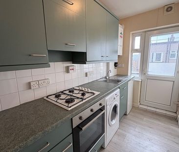2 Bed Flat, Elms Court, SW19 - Photo 1