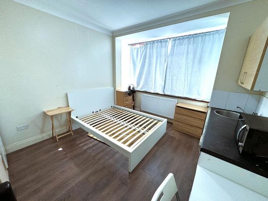 Studio to rent - Photo 1