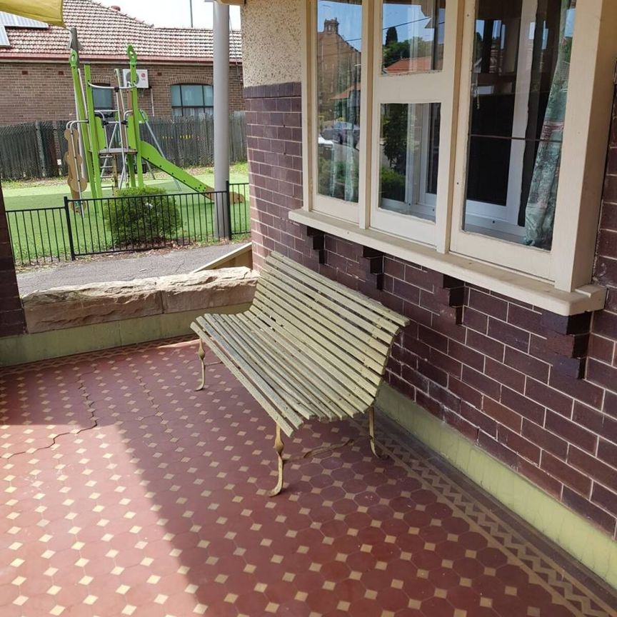 Modern Ashfield Family Home: Renovated Kitchen, Side Access & 15-Minute Stroll to Station - Photo 1