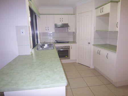 3 BEDROOM FAMILY HOME IN KIRWAN - Photo 4