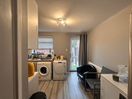 1 bedroom in a house share to rent - Photo 5