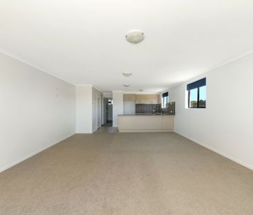 Convenient Living with Space and Comfort - Photo 2