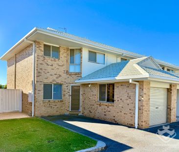 Beautifully Renovated 3 Bedroom Townhouse - Soon Available for Rent! - Photo 4